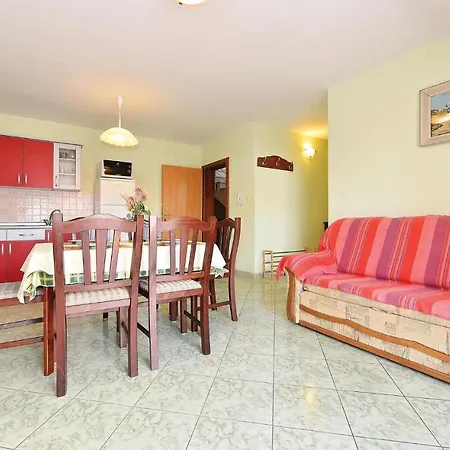 2 Bedroom Awesome In Apartmán Vodice