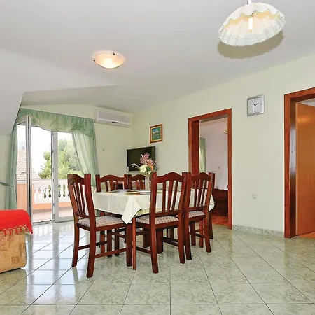 2 Bedroom Awesome In Apartmán Vodice